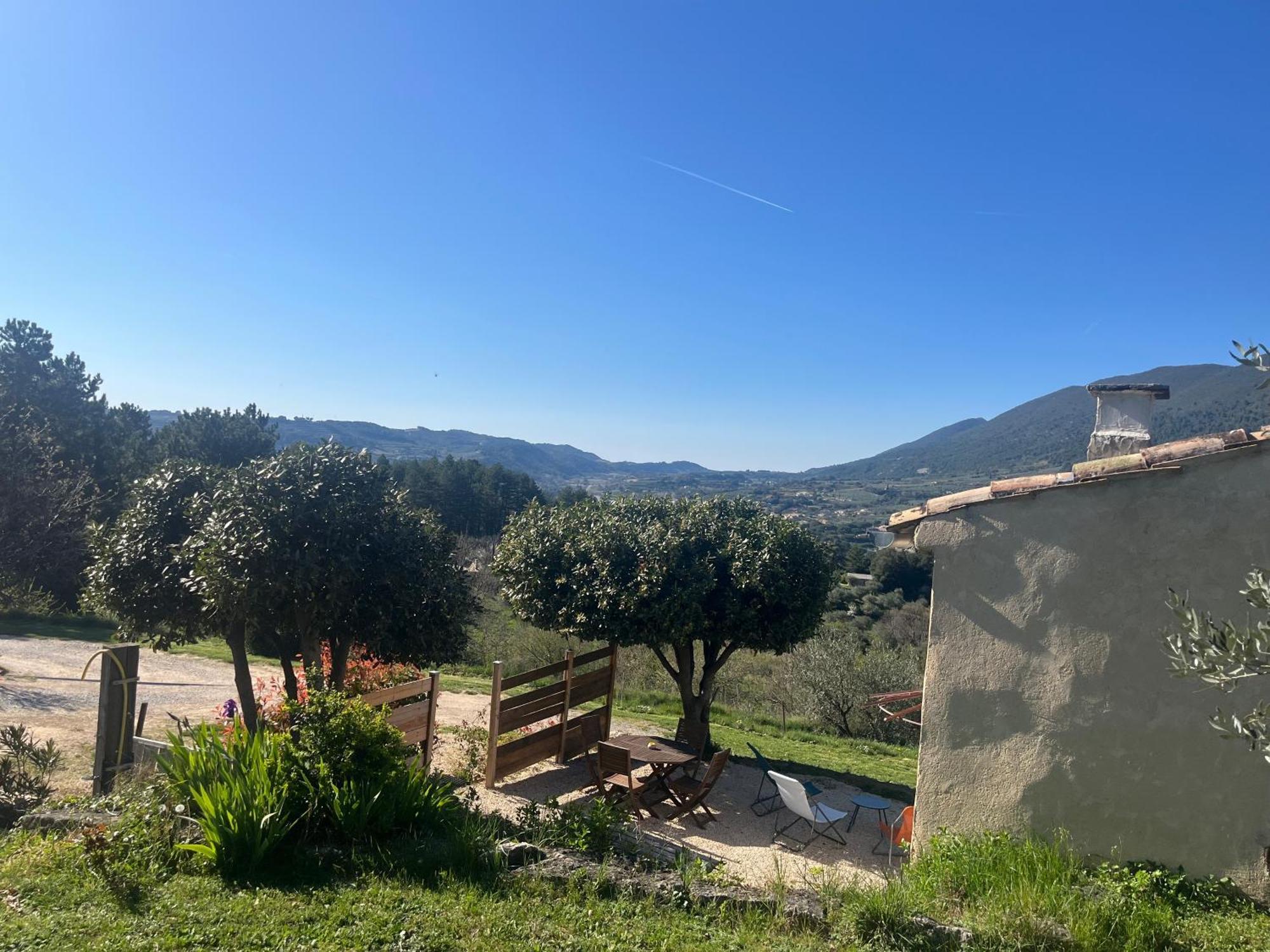 Cabanon Entoure De Montagnes Et D'Oliviers Nyons Exterior foto